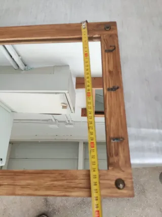 Espejo de madera con ganchos