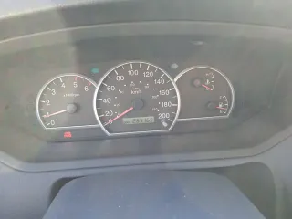 KIA Carens 2006 con pegatina amarilla B