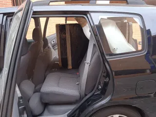 KIA Carens 2006 con pegatina amarilla B