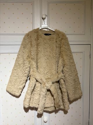 Abrigo Zara pelo beige