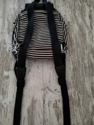 Mochila Kipling pequeña rayas azul marino y blanca