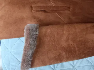 Abrigo de piel marrón