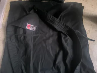 Uniforme Artes Marciales Negro y Blanco Daedo