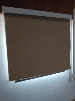 Store enrollable translúcido y opaco color camel