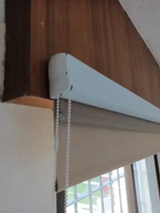 Store enrollable translúcido y opaco color camel