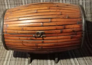 Baúl botellero de madera y bambú