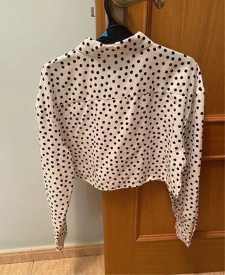 Camisa de lunares blanca y negra talla S