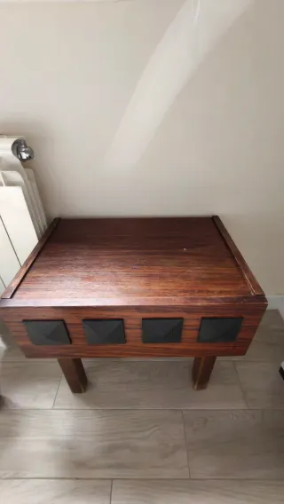 Mesita de noche de madera