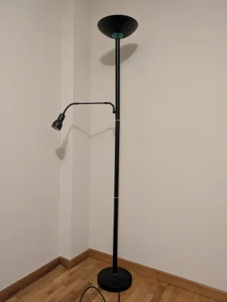 Lámpara de pie moderna negra