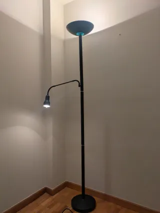 Lámpara de pie moderna negra