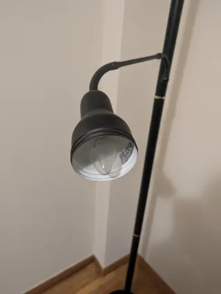 Lámpara de pie moderna negra