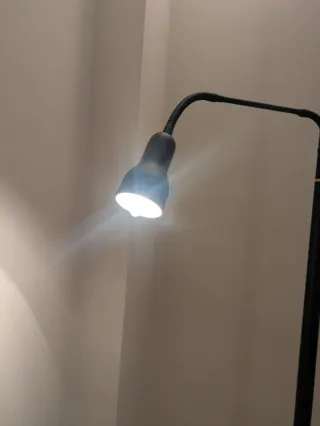 Lámpara de pie moderna negra