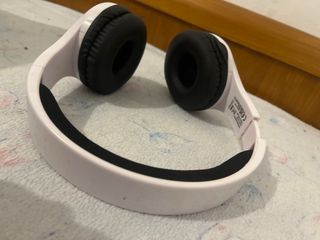 Cascos Inalámbricos Blancos y Negros