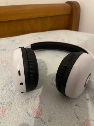 Cascos Inalámbricos Blancos y Negros