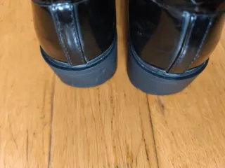 Zapatos negros charol con flecos Talla 40