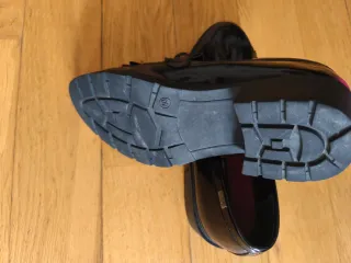 Zapatos negros charol con flecos Talla 40