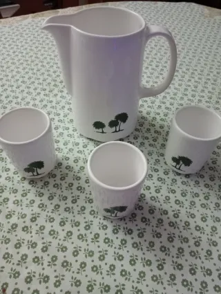 Jarra y 3 cuencos de porcelana