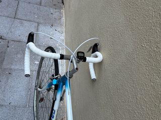 Bicicleta Orbea de carretera azul y blanca