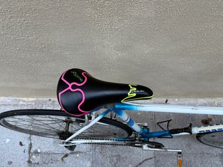 Bicicleta Orbea de carretera azul y blanca