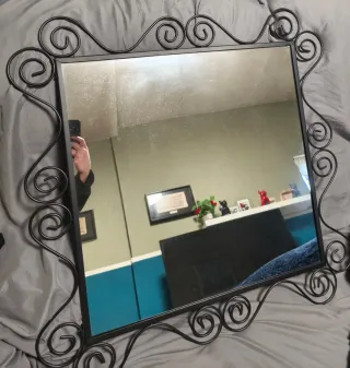 Espejo decorativo negro con volutas