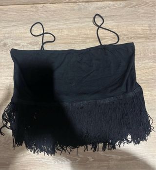 Top negro con flecos