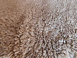 Preciosa alfombra redonda de lana beige