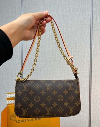 LOUIS      VUITTON      Pochette      Accessoires