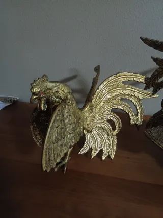 Pareja de gallos decorativos dorados
