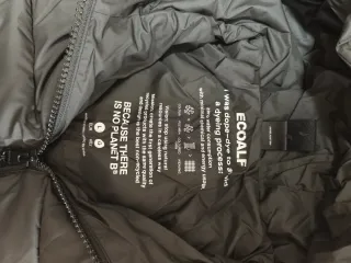 Abrigo Ecoalf gris plumífero