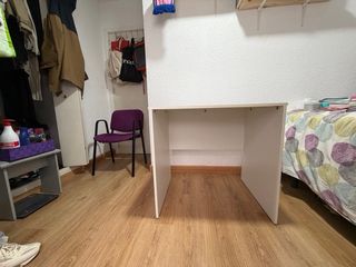 Mesa de escritorio blanca