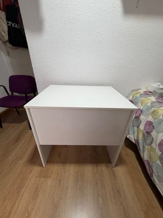 Mesa de escritorio blanca