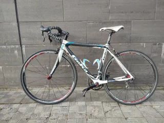 Bicicleta de carretera Goka carbono