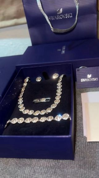 Conjunto Swarovski Collar, Brazalete y Pendientes.