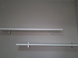 Mueble bajo TV blanco con estanterías