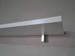 Mueble bajo TV blanco con estanterías