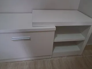 Mueble bajo TV blanco con estanterías