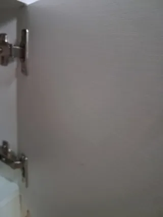 Mueble bajo TV blanco con estanterías