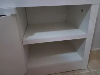 Mueble bajo TV blanco con estanterías