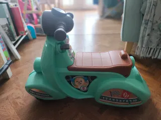 Moto Vespa Fisher Price para niños