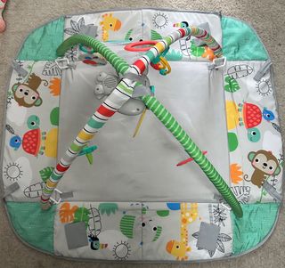 Manta de juegos infantil con gimnasio