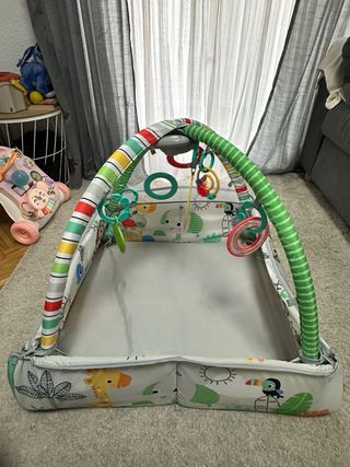 Manta de juegos infantil con gimnasio