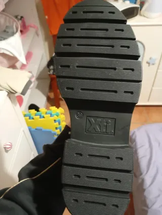 Botas nuevas con etiqueta en caja original