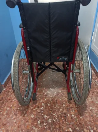 Silla de ruedas manual plegable.