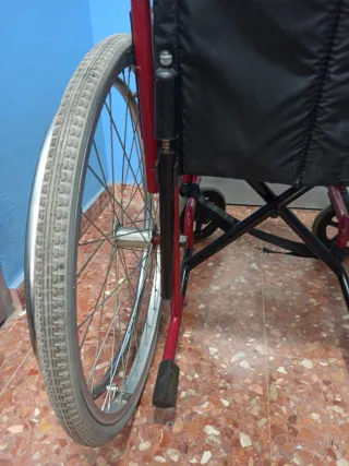 Silla de ruedas manual plegable.