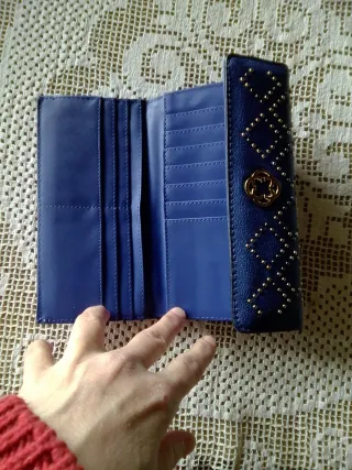 Portacarte blu con borchie dorate