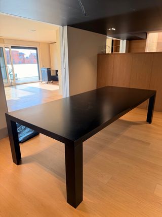 Mesa de comedor negra de madera