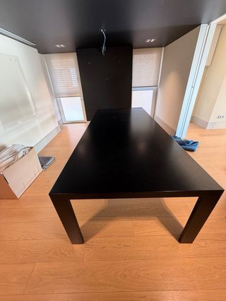 Mesa de comedor negra de madera