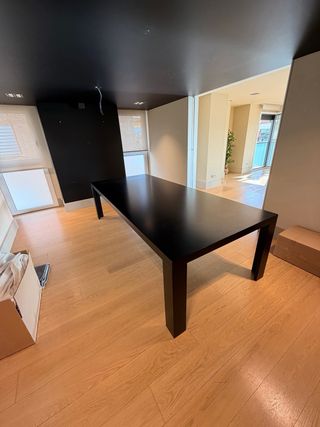 Mesa de comedor negra de madera