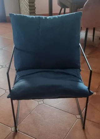 Sillón azul de tela y metal
