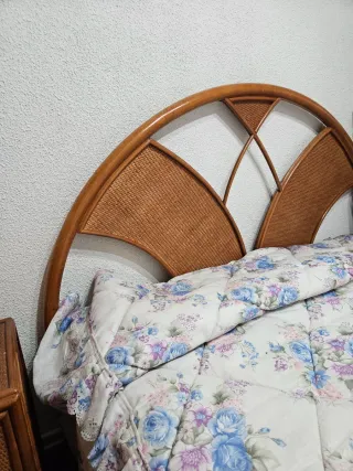 Cabecero de cama colchón y somier y mesilla